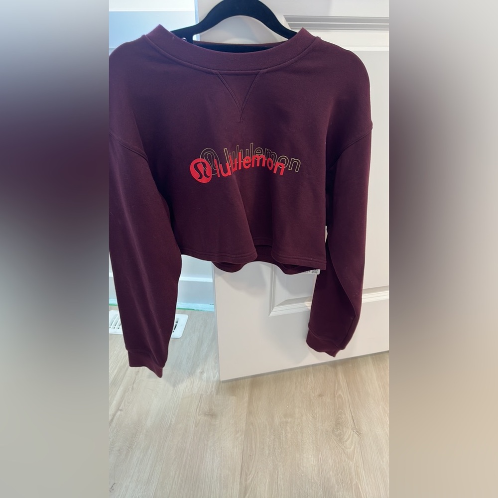 Woman’s cropped lululemon sweater Size 6 NWT